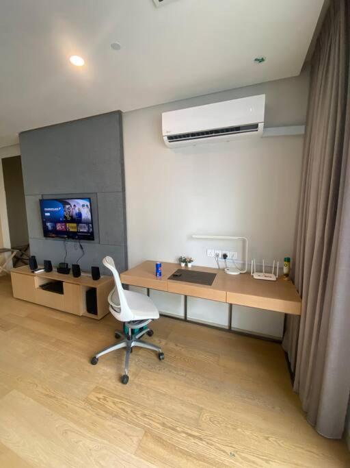 Studio with 1bed Netflix water dispenser balcony and bathtub