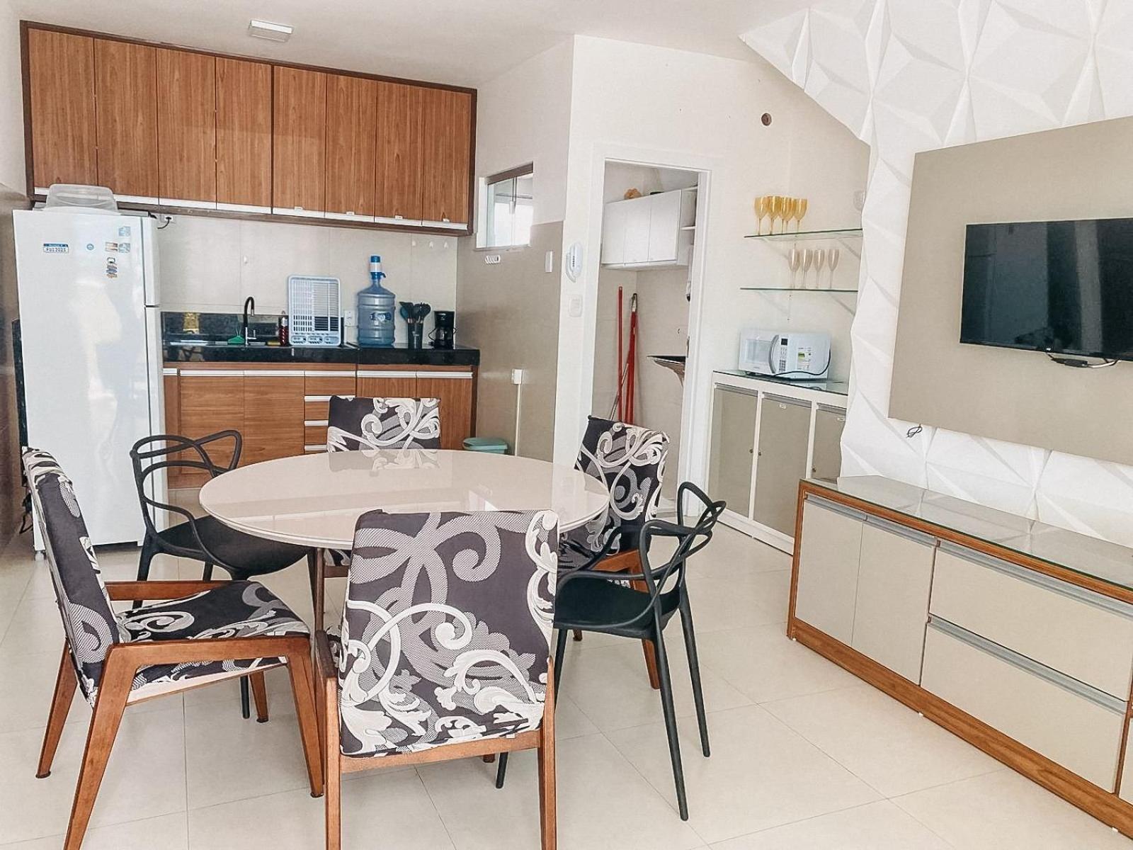 Apto Térreo com 2 quartos (ambos com ar split), sendo 1 suíte, internet privativa 300MBPS, no Residencial Vila Regina, condominio com piscina e área gourme