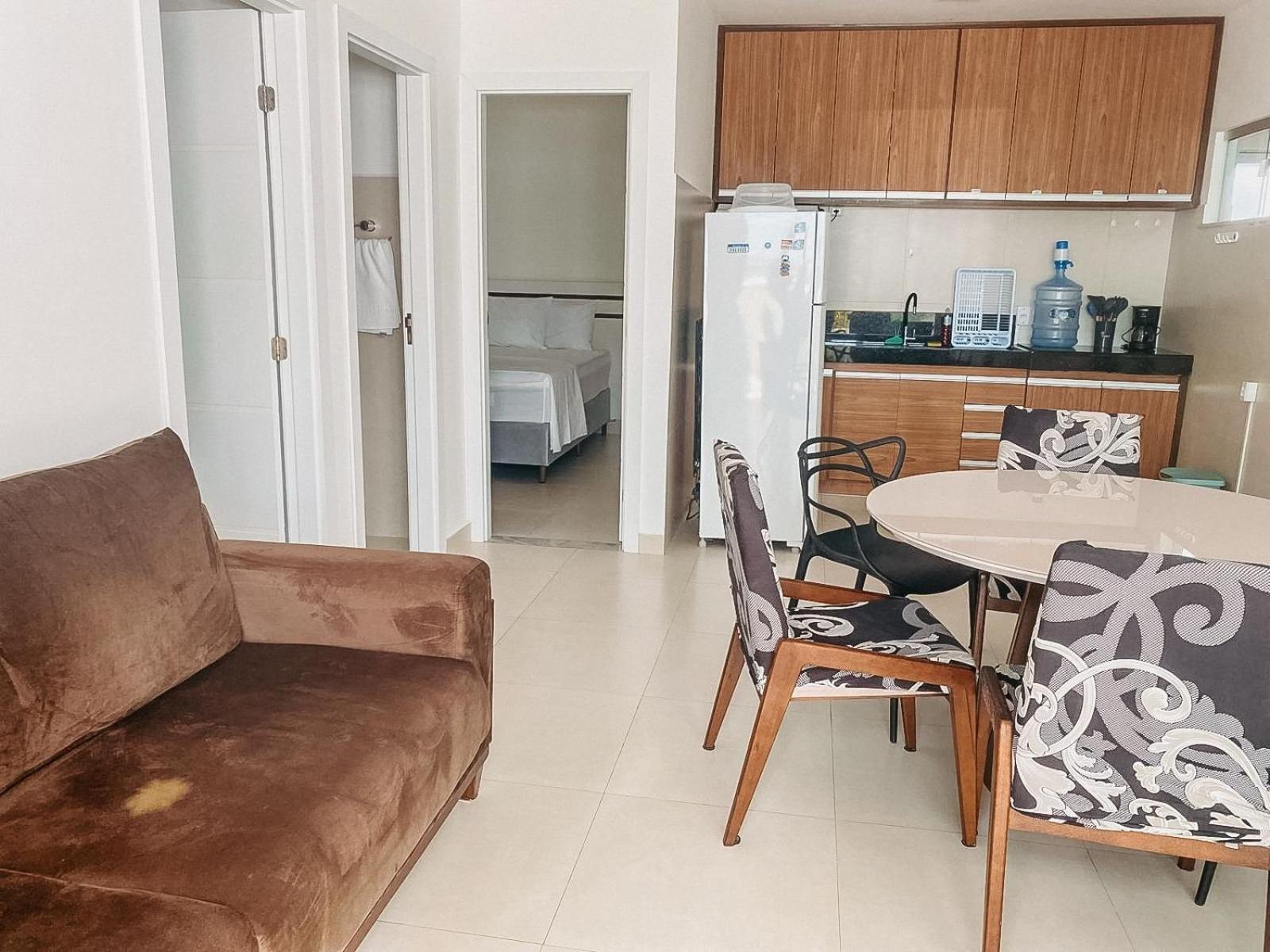 Apto Térreo com 2 quartos (ambos com ar split), sendo 1 suíte, internet privativa 300MBPS, no Residencial Vila Regina, condominio com piscina e área gourme