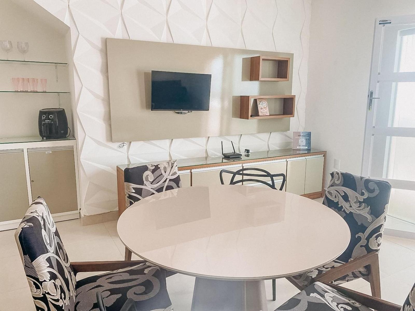 Apto Térreo com 2 quartos (ambos com ar split), sendo 1 suíte, internet privativa 300MBPS, no Residencial Vila Regina, condominio com piscina e área gourme