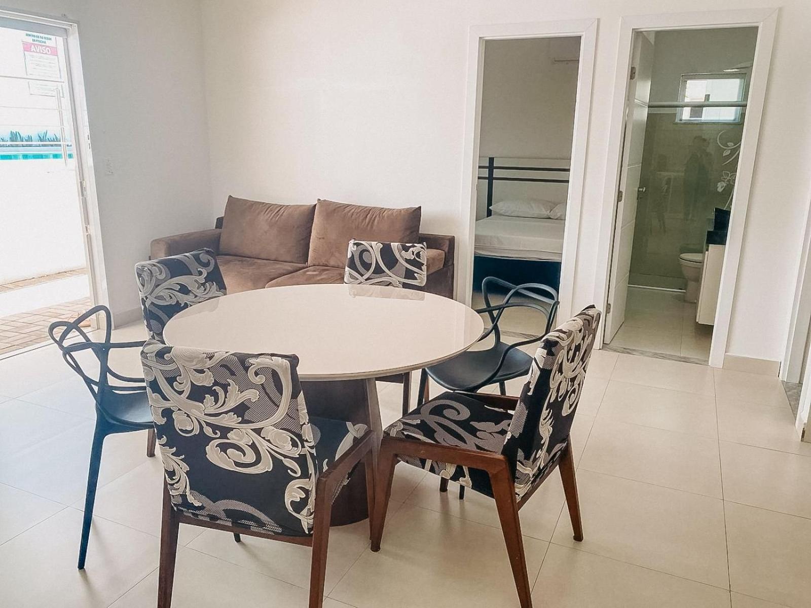 Apto Térreo com 2 quartos (ambos com ar split), sendo 1 suíte, internet privativa 300MBPS, no Residencial Vila Regina, condominio com piscina e área gourme
