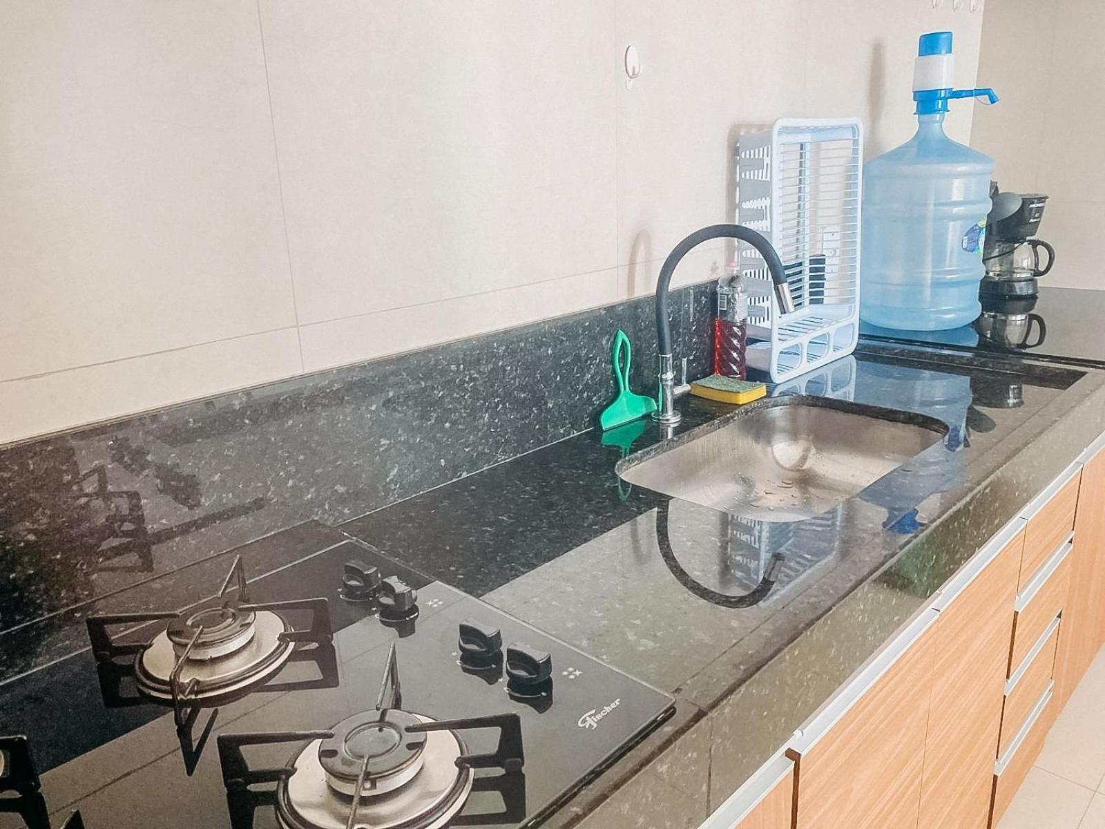 Apto Térreo com 2 quartos (ambos com ar split), sendo 1 suíte, internet privativa 300MBPS, no Residencial Vila Regina, condominio com piscina e área gourme