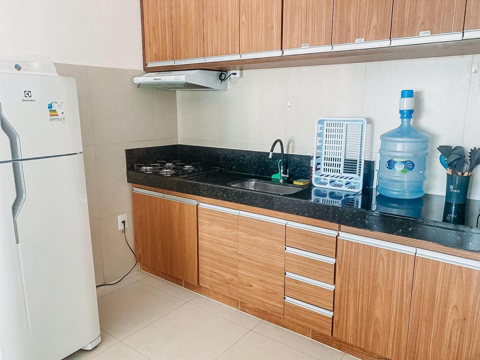 Apto Térreo com 2 quartos (ambos com ar split), sendo 1 suíte, internet privativa 300MBPS, no Residencial Vila Regina, condominio com piscina e área gourme