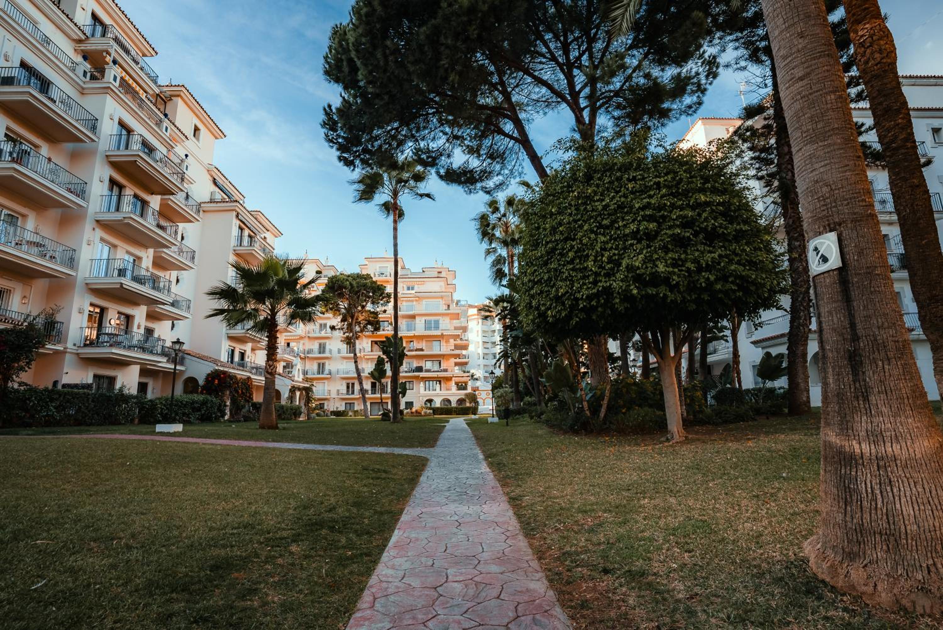 FIRST SEA LINE PUERTO BANUS 2 Bedrooms Apartment in a Private Residential Complex view 4