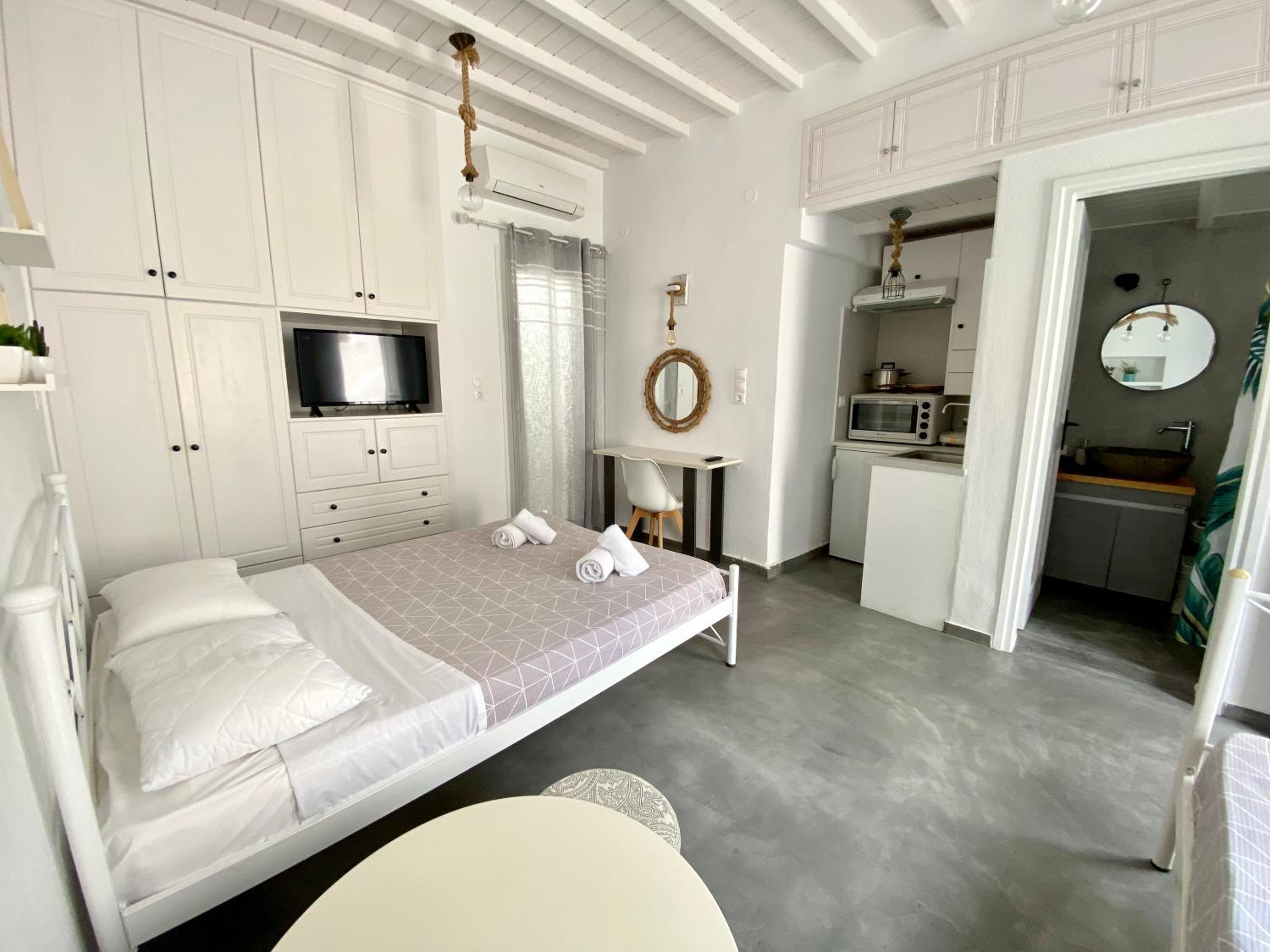 Elenita’s Mykonos town flat view 4