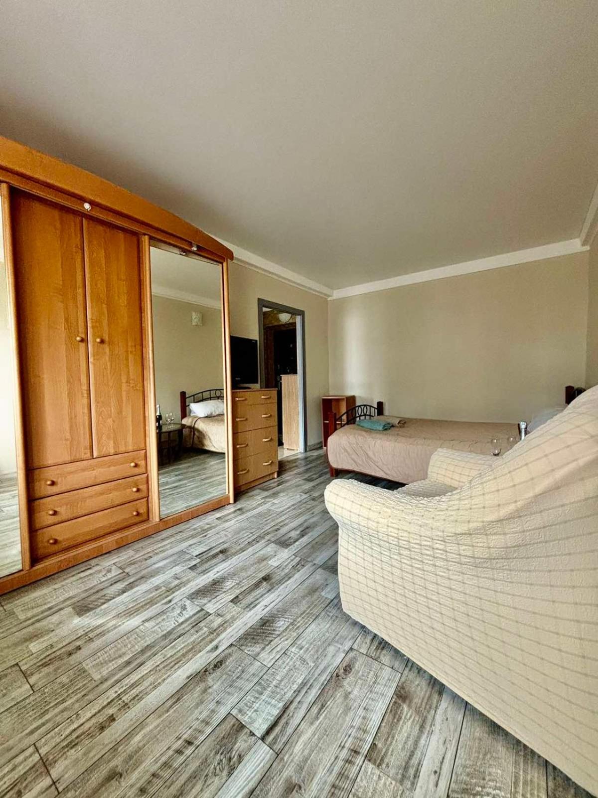 Apartment metro Darnitsa view 2