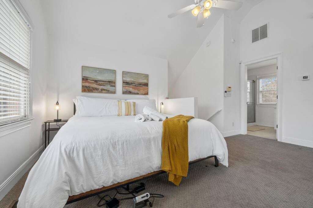Perfect In-Town location! KINGbed, BBQ and Parking view 3