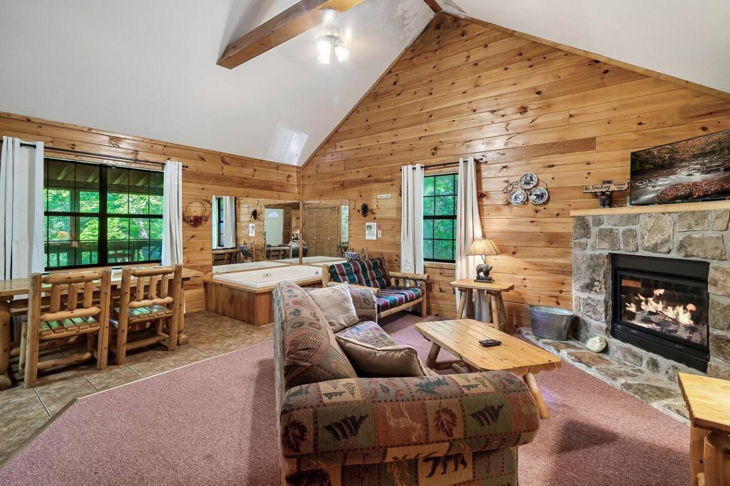 Smoky Mountain Cabin Hot Tub, Jacuzzi & Games view 2