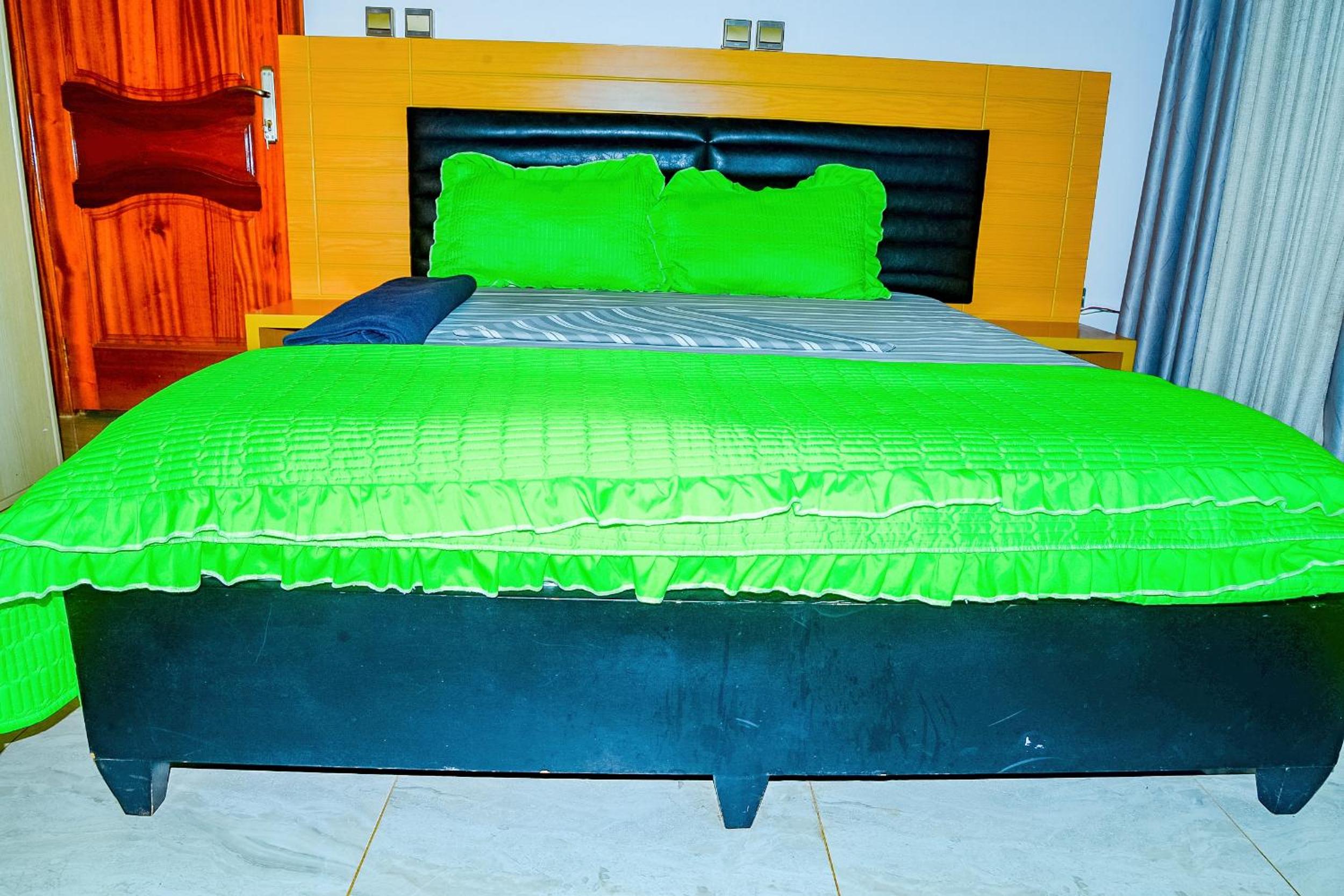 THE FLASH ROOMS NEAR AIRPORT view 4
