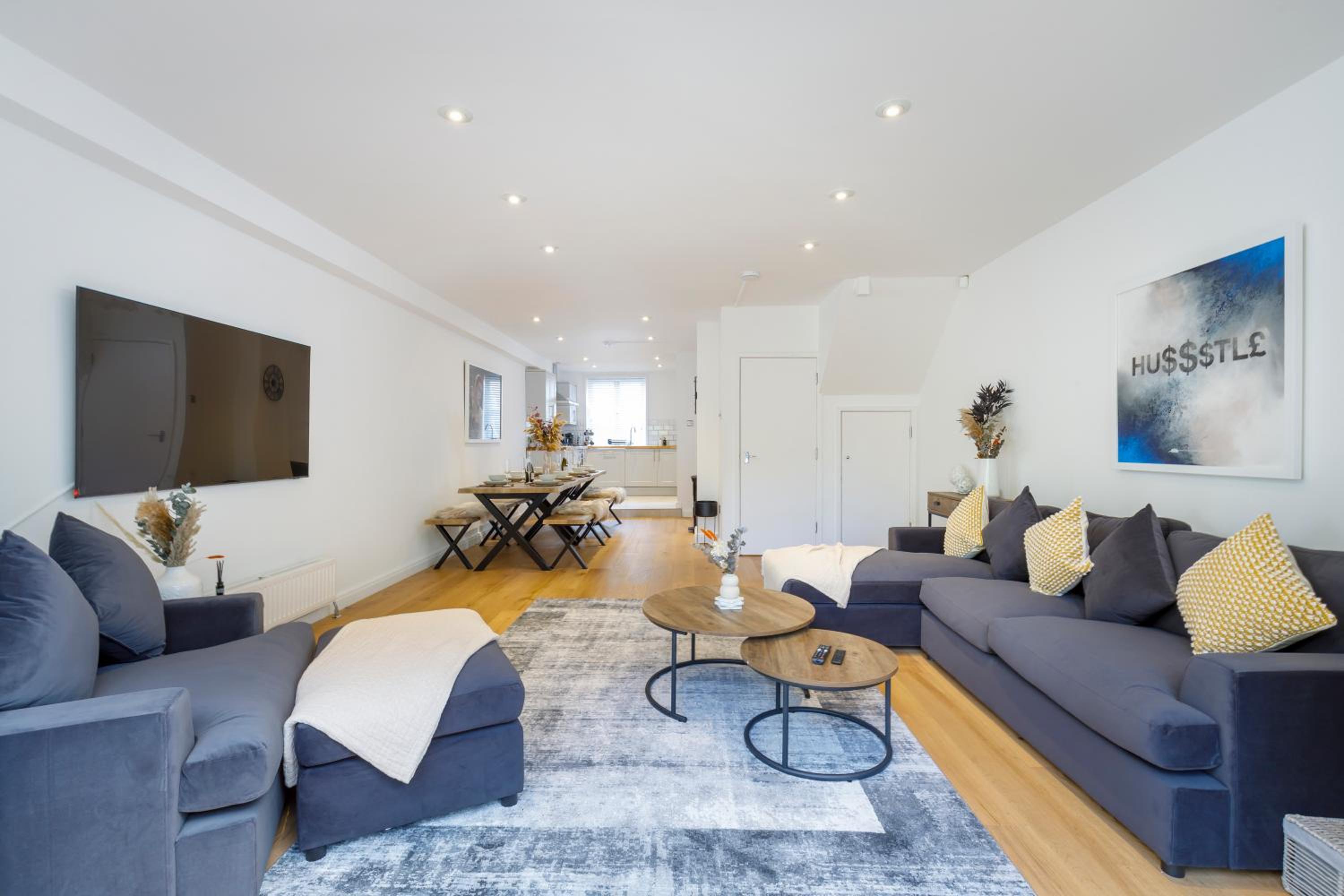 Luxury 5 Bedroom House By The Sea view 3