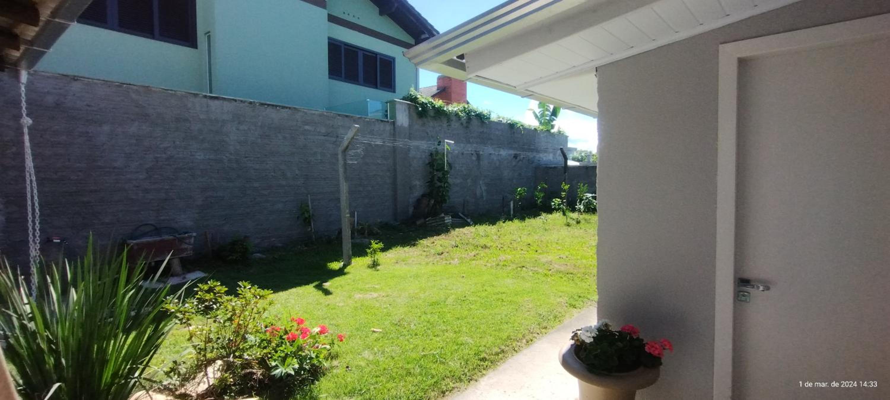 Apartamento Térreo Balneário Rincão com pátio, garagem e churrasqueira