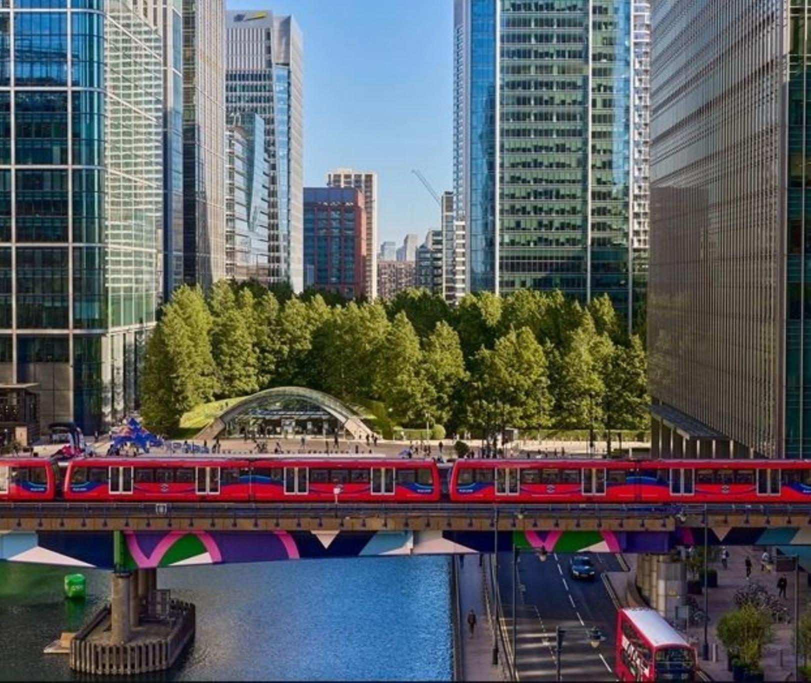 LARGE PENTHOUSE CANARY WHARF BY THE RIVER SLEEPS 6