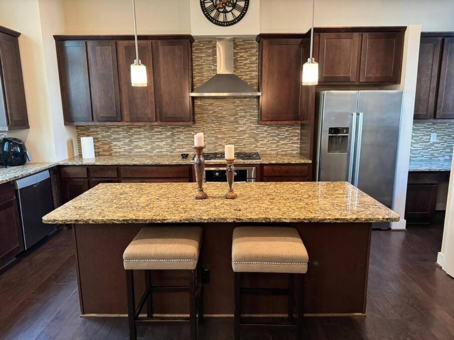 Contemporary Villa: Memorial park, Houston heights view 5