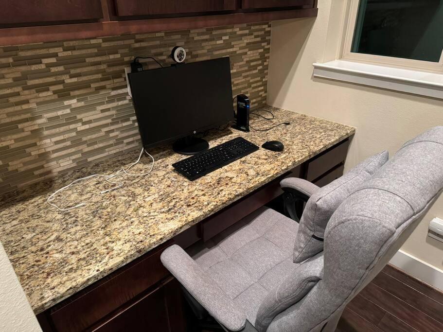 Contemporary Villa: Memorial park, Houston heights view 2