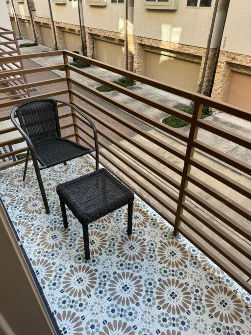 Contemporary Villa: Memorial park, Houston heights view 3