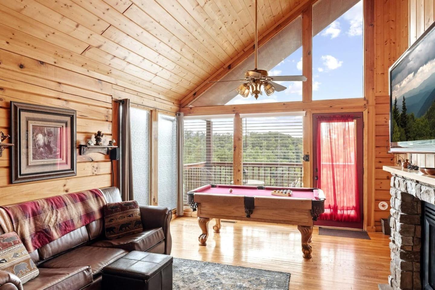 Smoky Cabin Near Dollywood Hot Tub & Pool Table view 3