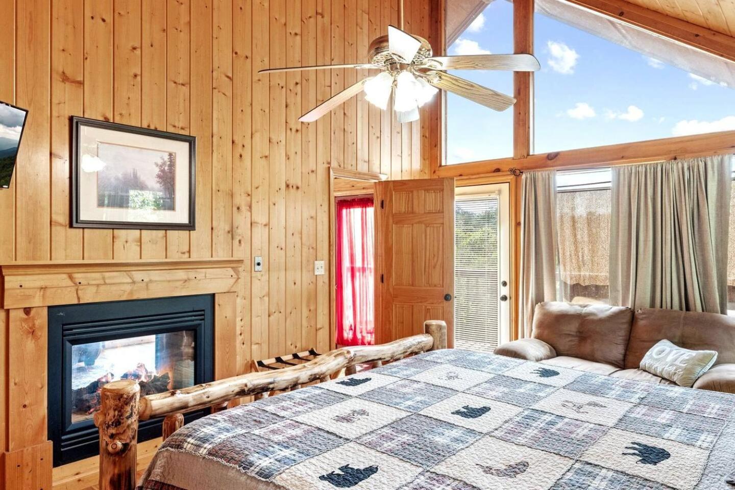 Smoky Cabin Near Dollywood Hot Tub & Pool Table view 4
