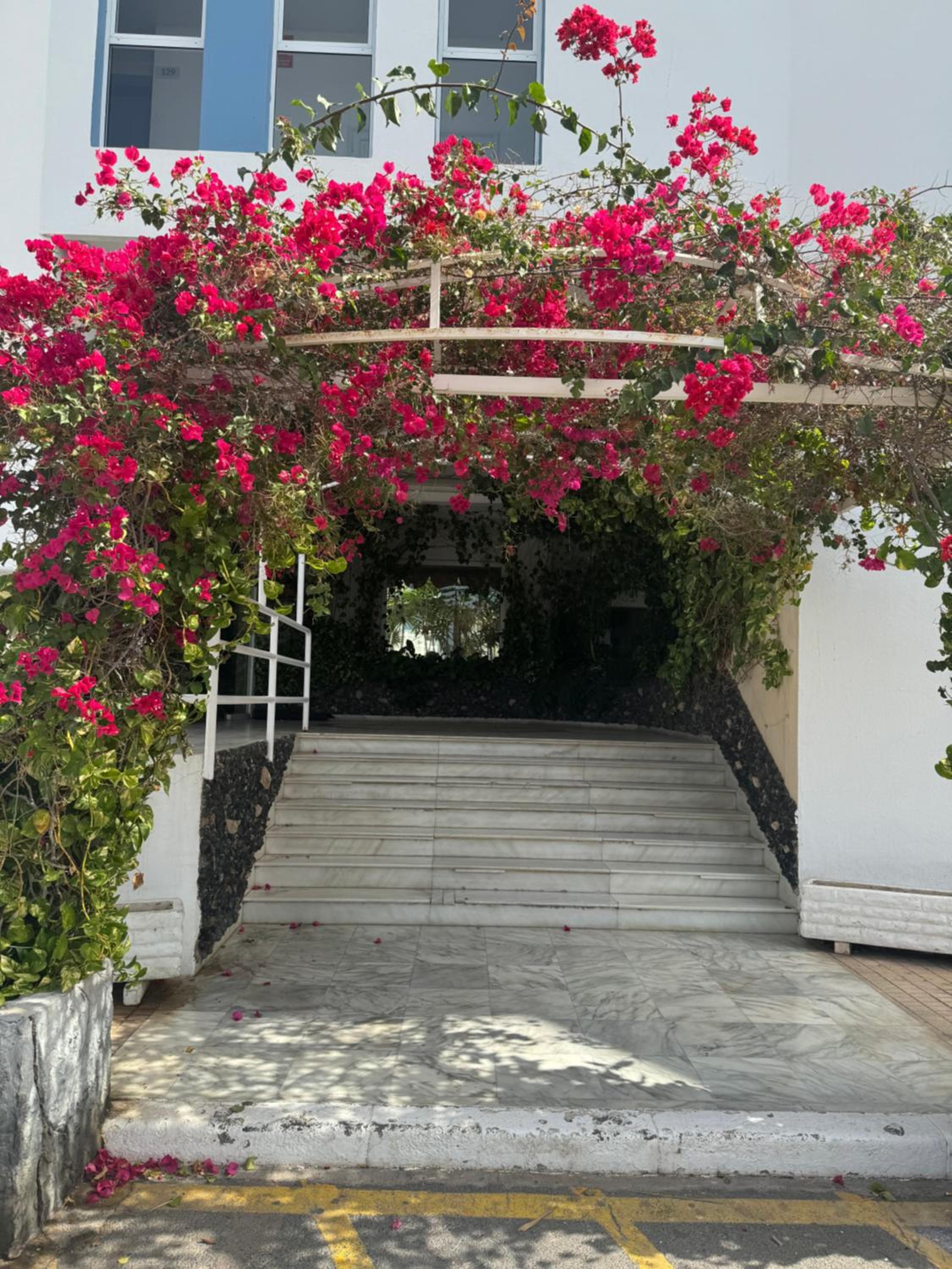 Island Paradise a studio with a kitchenette, private bathroom and balcony, in a complex with 3 swimming pools, 800m away from the ocean front