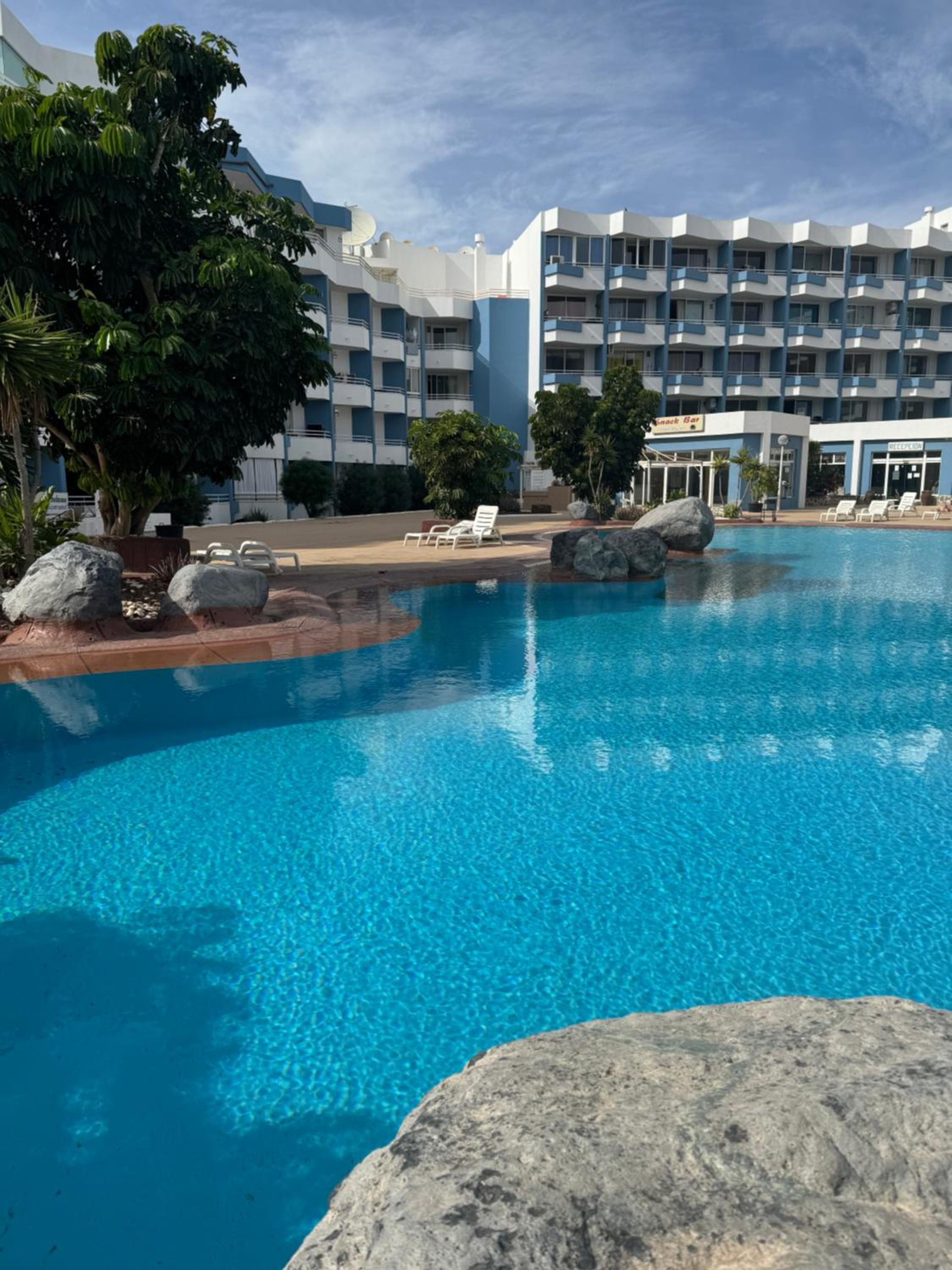 Island Paradise a studio with a kitchenette, private bathroom and balcony, in a complex with 3 swimming pools, 800m away from the ocean front