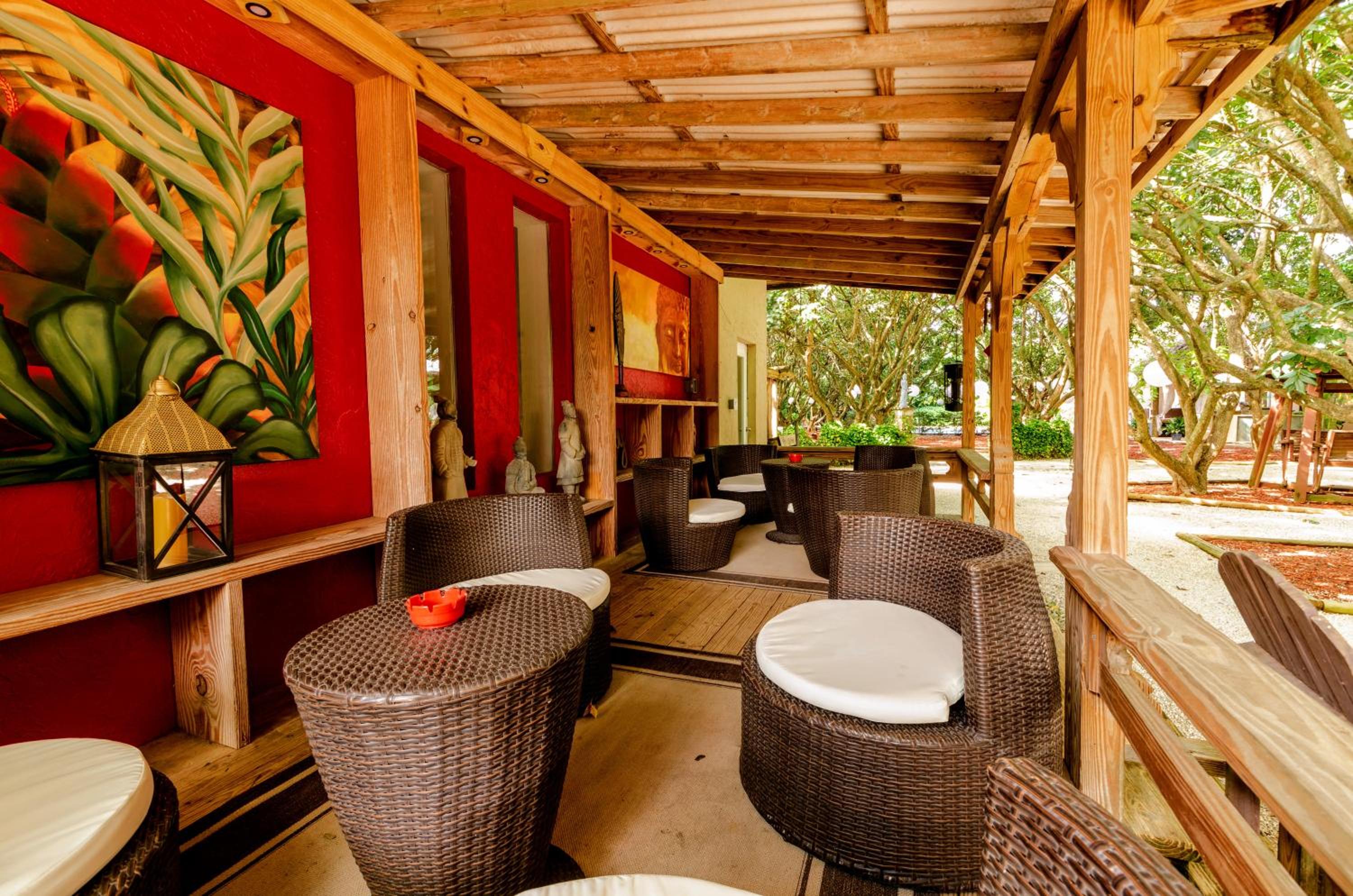 Wonderkoi - Oasis with Pool and Koi Ponds in Miami