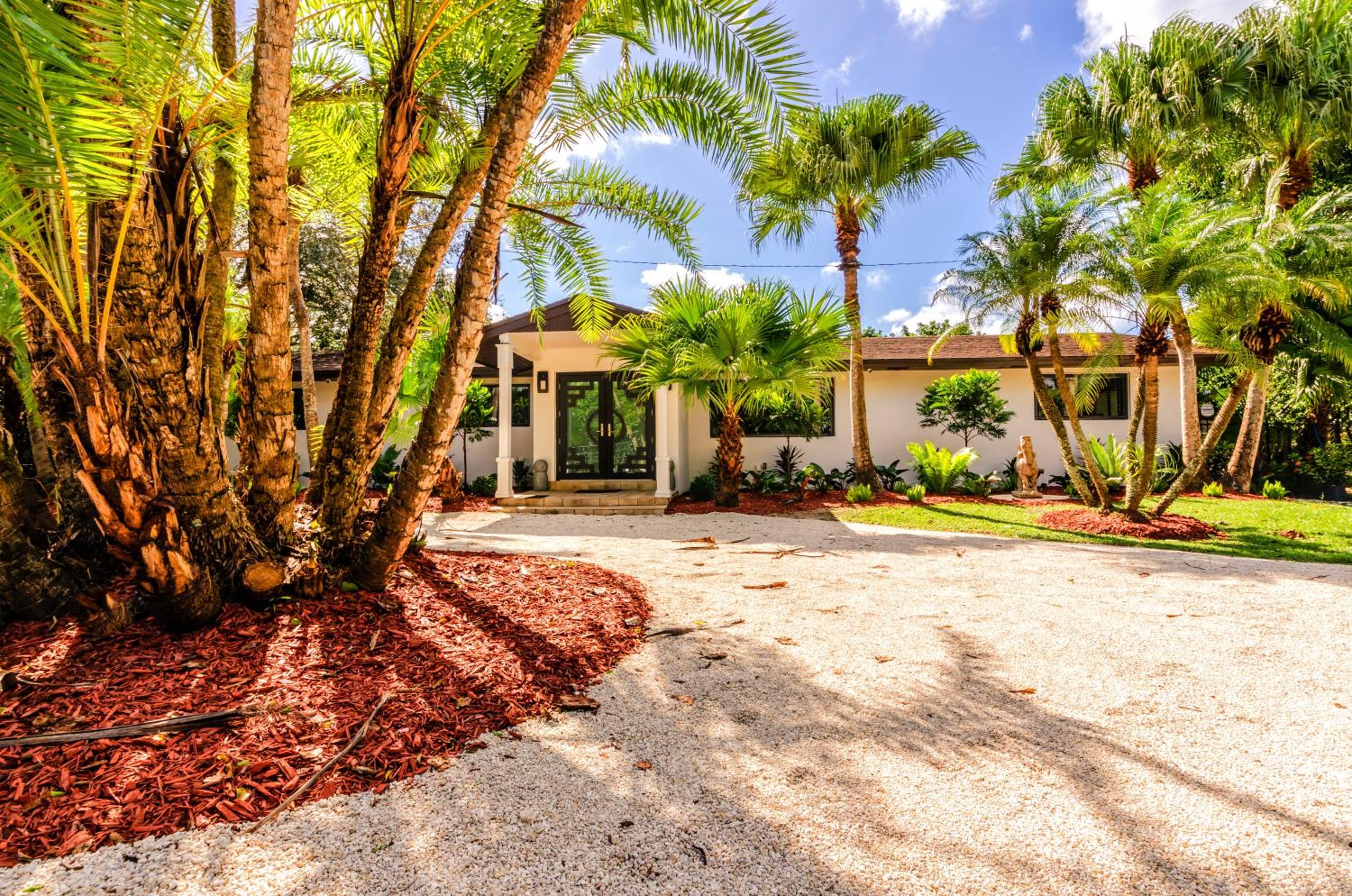 Wonderkoi - Oasis with Pool and Koi Ponds in Miami