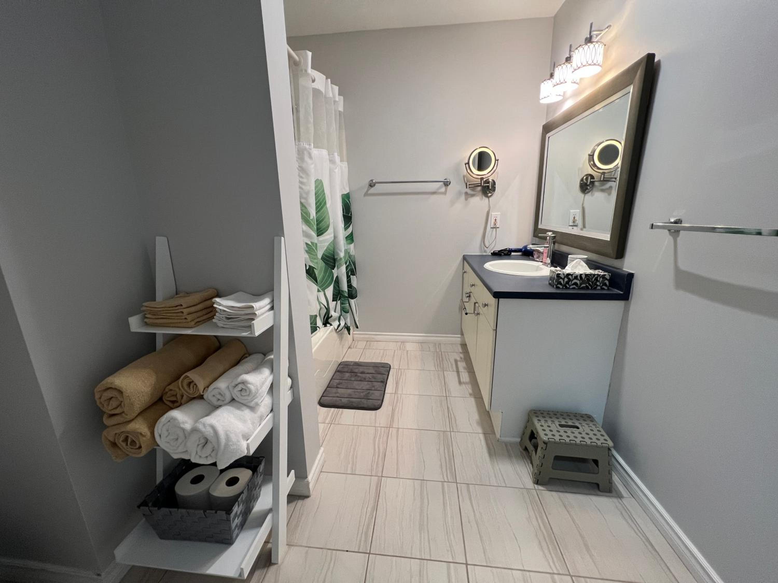 Arbour Ridge Vacation Home - Trail View! 5 bedrooms, 8 beds