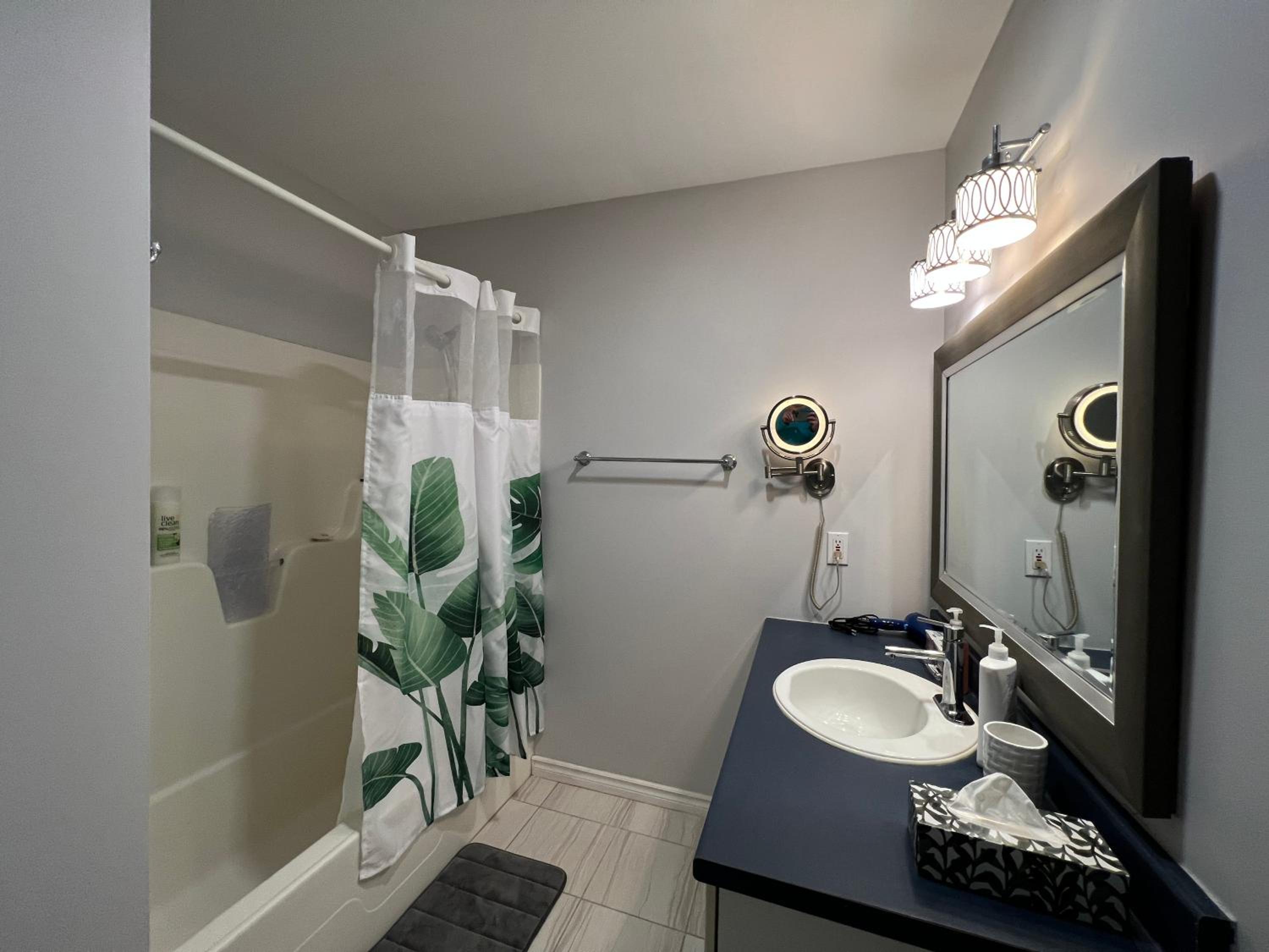 Arbour Ridge Vacation Home - Trail View! 5 bedrooms, 8 beds
