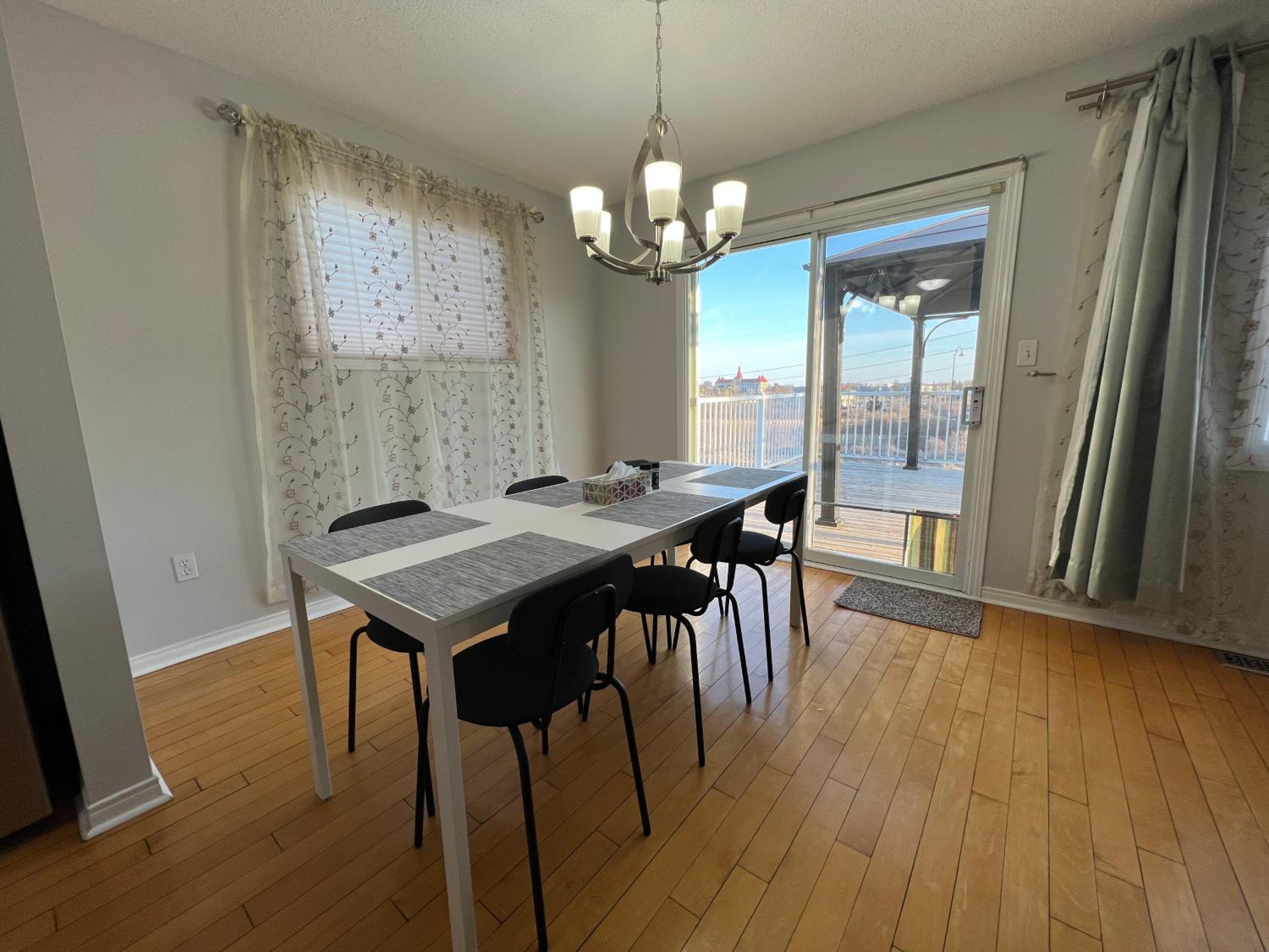 Arbour Ridge Vacation Home - Trail View! 5 bedrooms, 8 beds