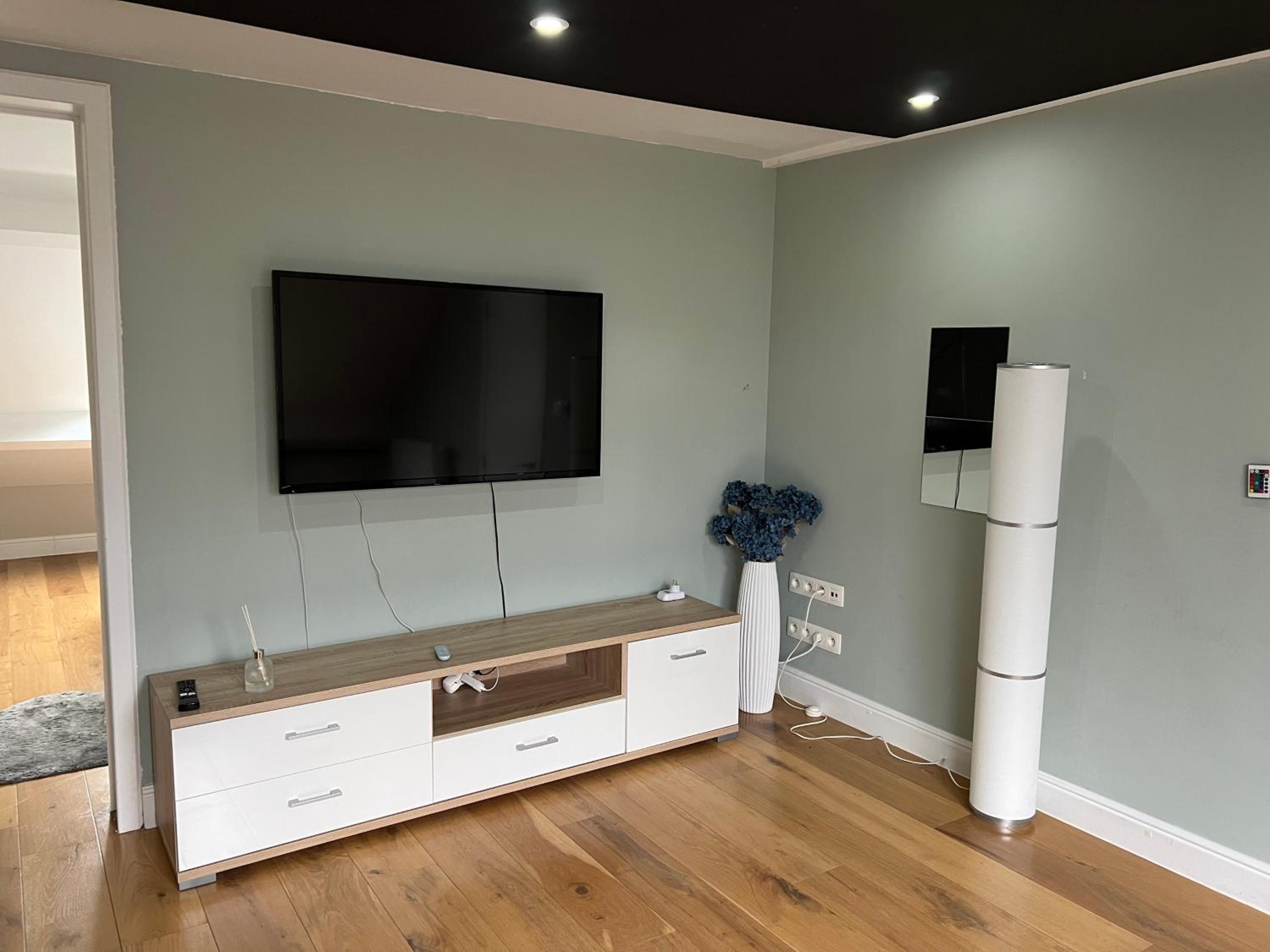 Homeawayhome - Peaceful home close to Airport with parking