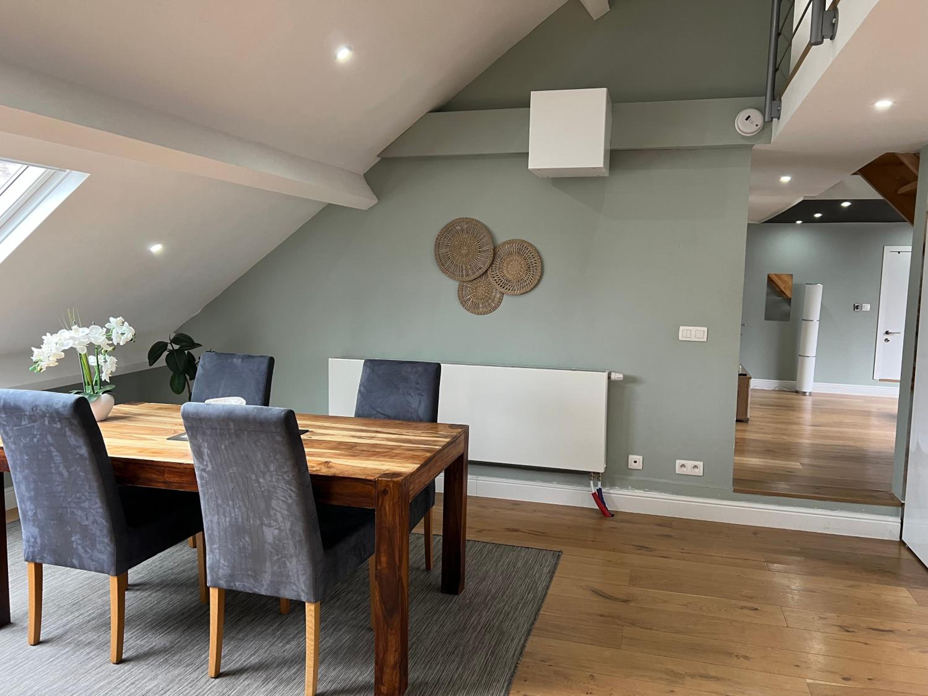 Homeawayhome - Peaceful home close to Airport with parking