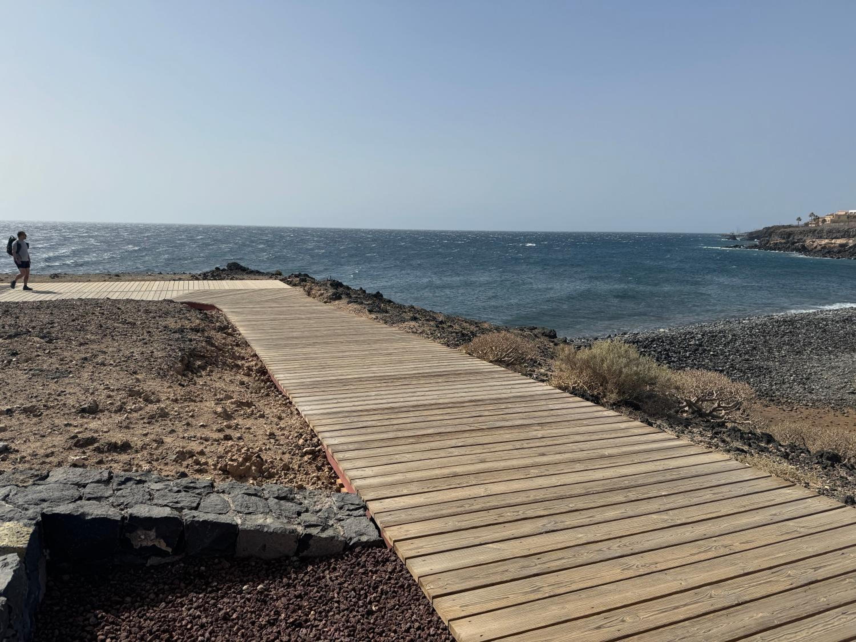 Island Paradise a studio with a kitchenette, private bathroom and balcony, in a complex with 3 swimming pools, 800m away from the ocean front