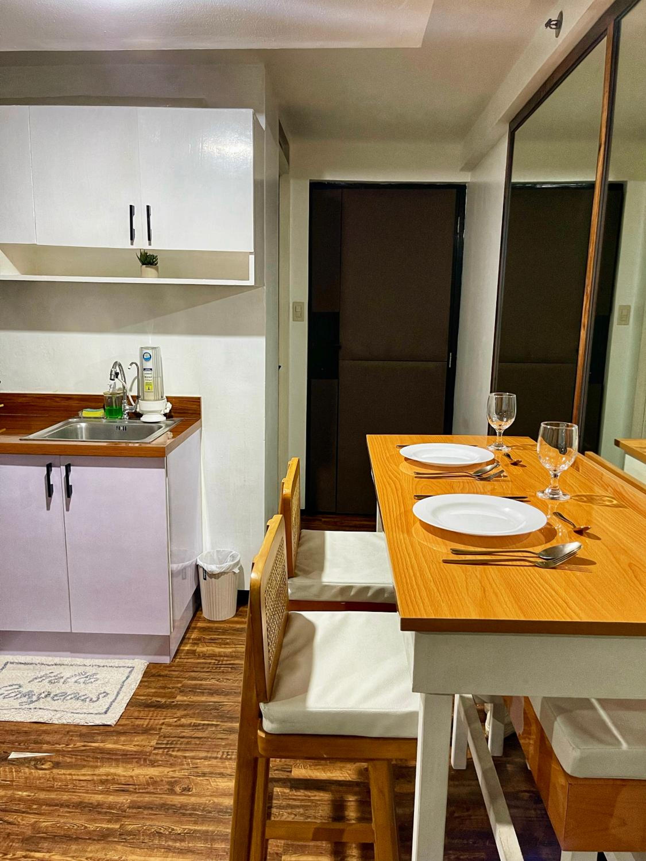 Tagaytay Vibe King Bed Suite near Alabang Muntinlupa view 3
