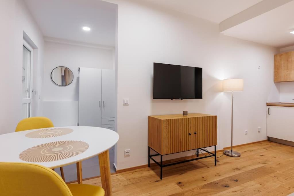 1 bedroom apartment with terrace and FREE parking near metro