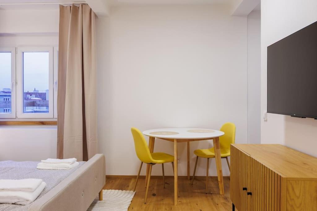 1 bedroom apartment with terrace and FREE parking near metro