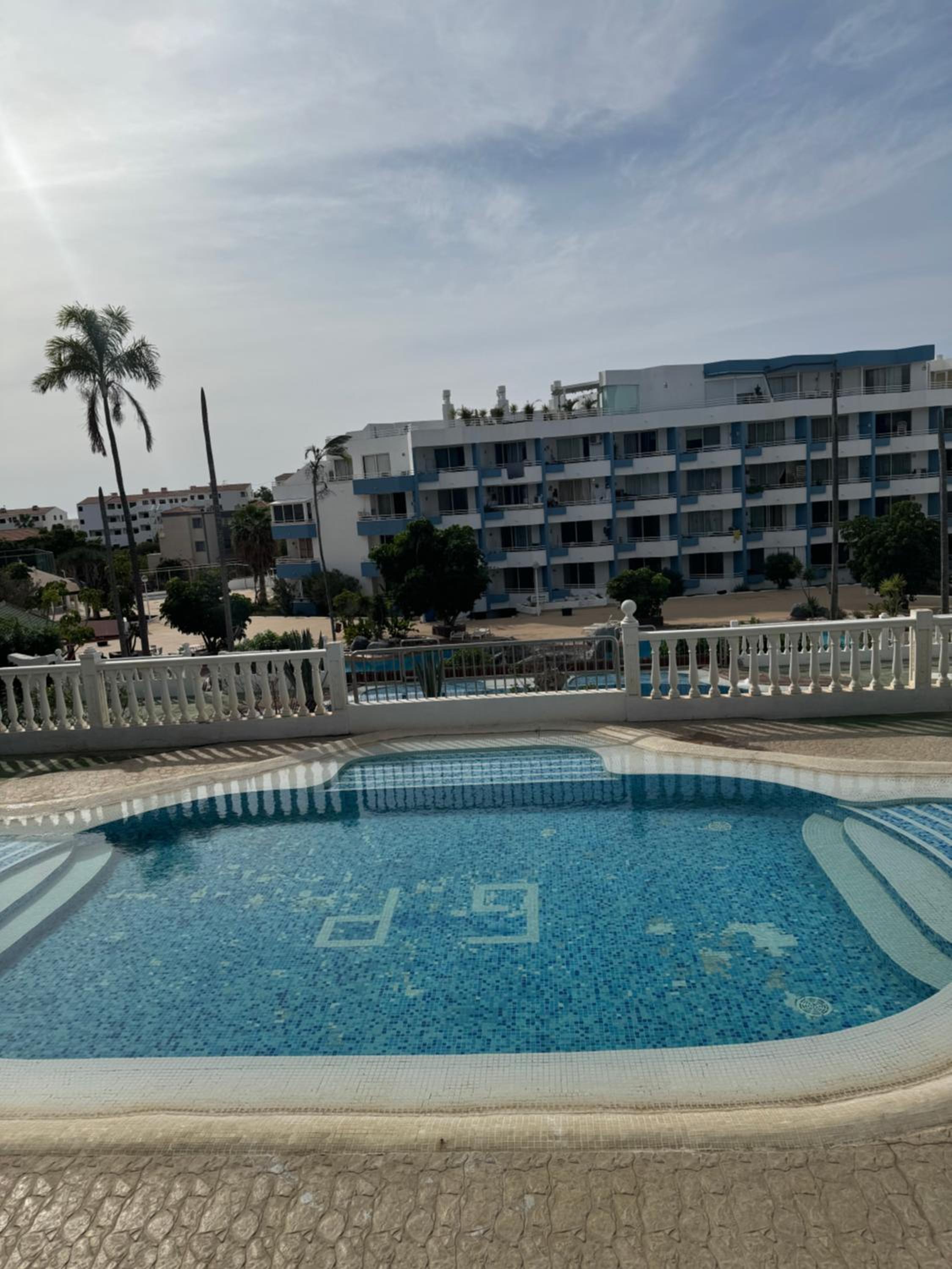 Island Paradise a studio with a kitchenette, private bathroom and balcony, in a complex with 3 swimming pools, 800m away from the ocean front