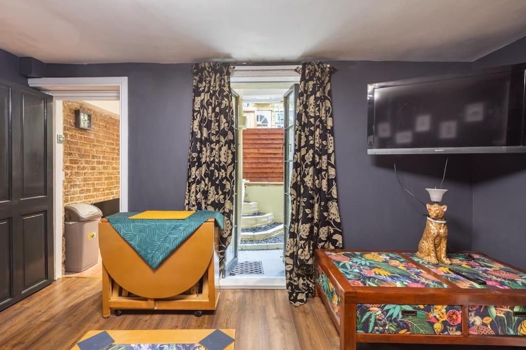 Basement Flat, Regency Square view 4