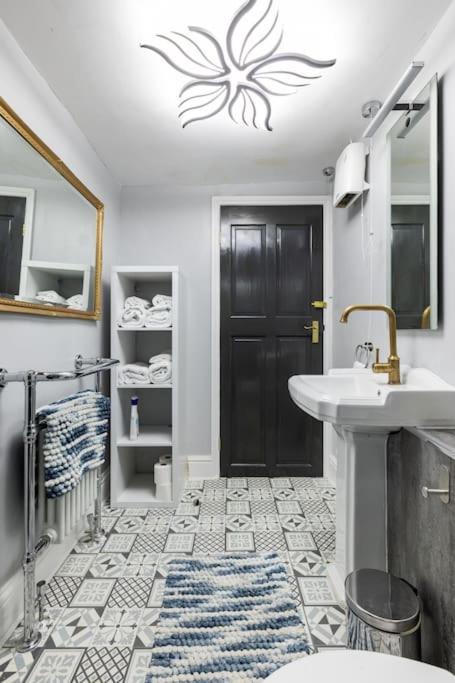 Basement Flat, Regency Square view 3