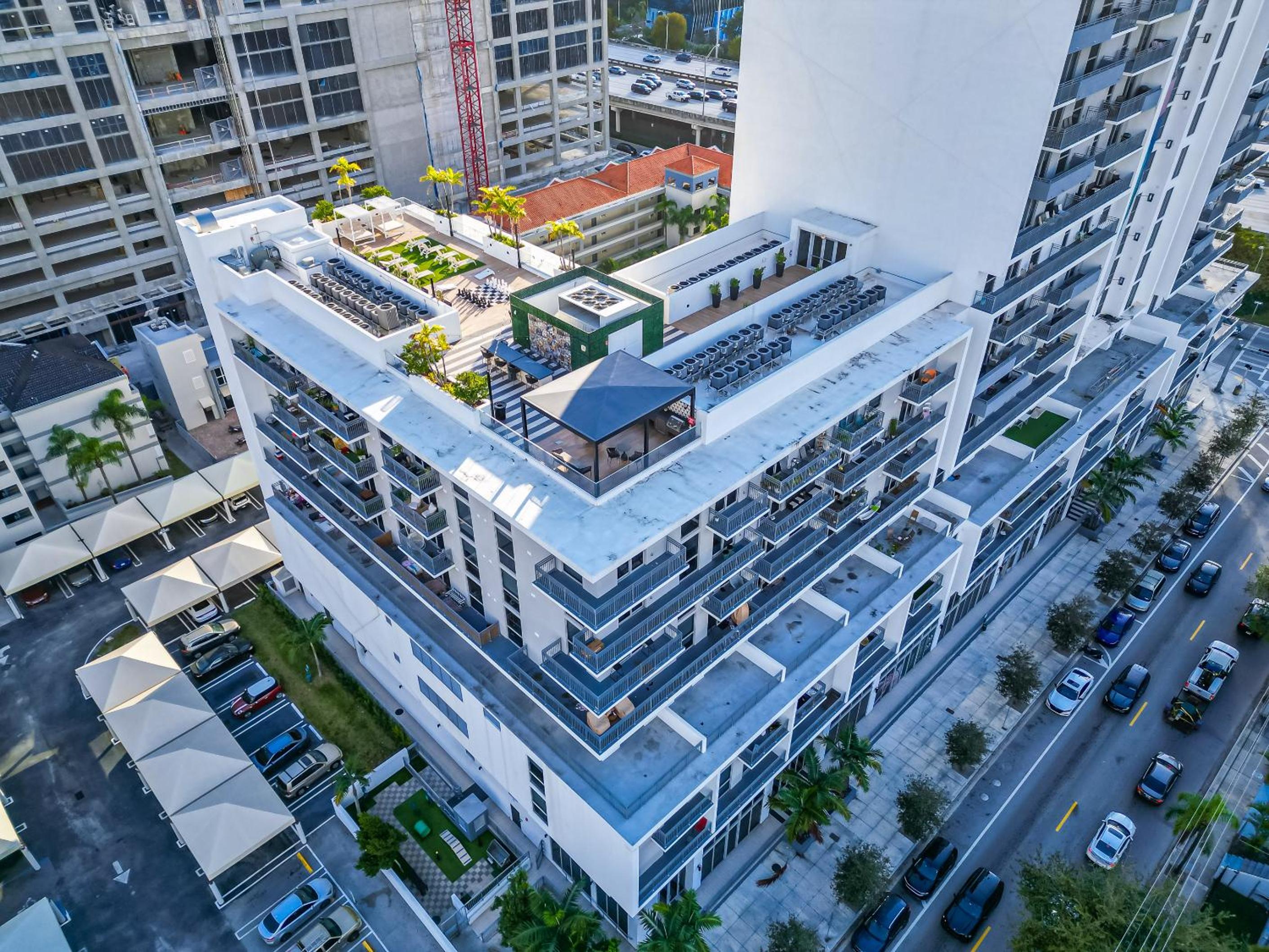 Hotel Prime Location 1-Bed Retreat With Free Parking - Image 1