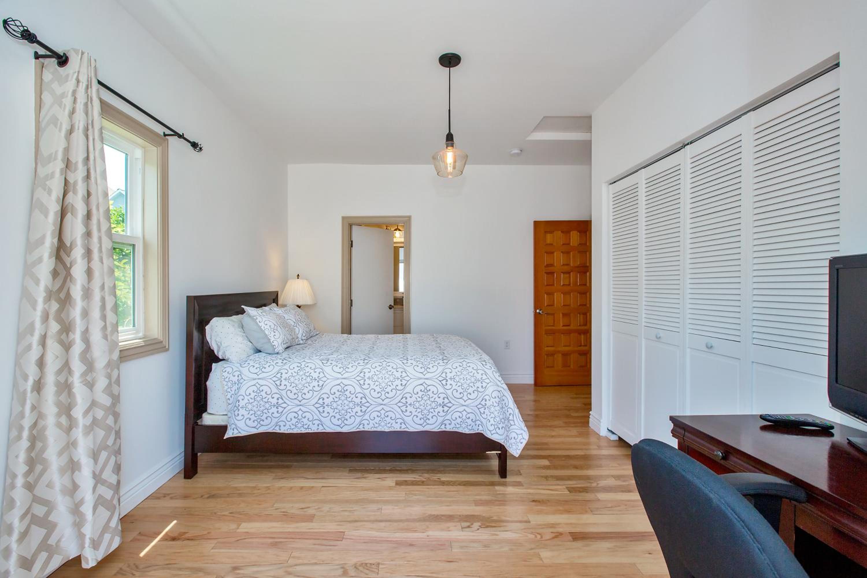 Alameda luxury 2BR 2BA house, AC, near ferry to San Francisco, 2 free parking spaces view 5