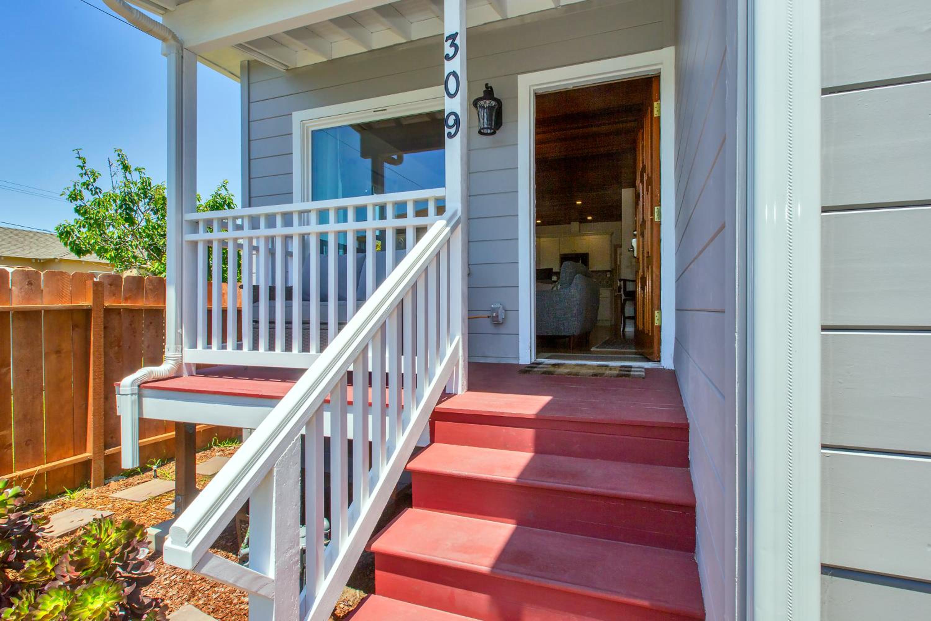 Alameda luxury 2BR 2BA house, AC, near ferry to San Francisco, 2 free parking spaces view 3