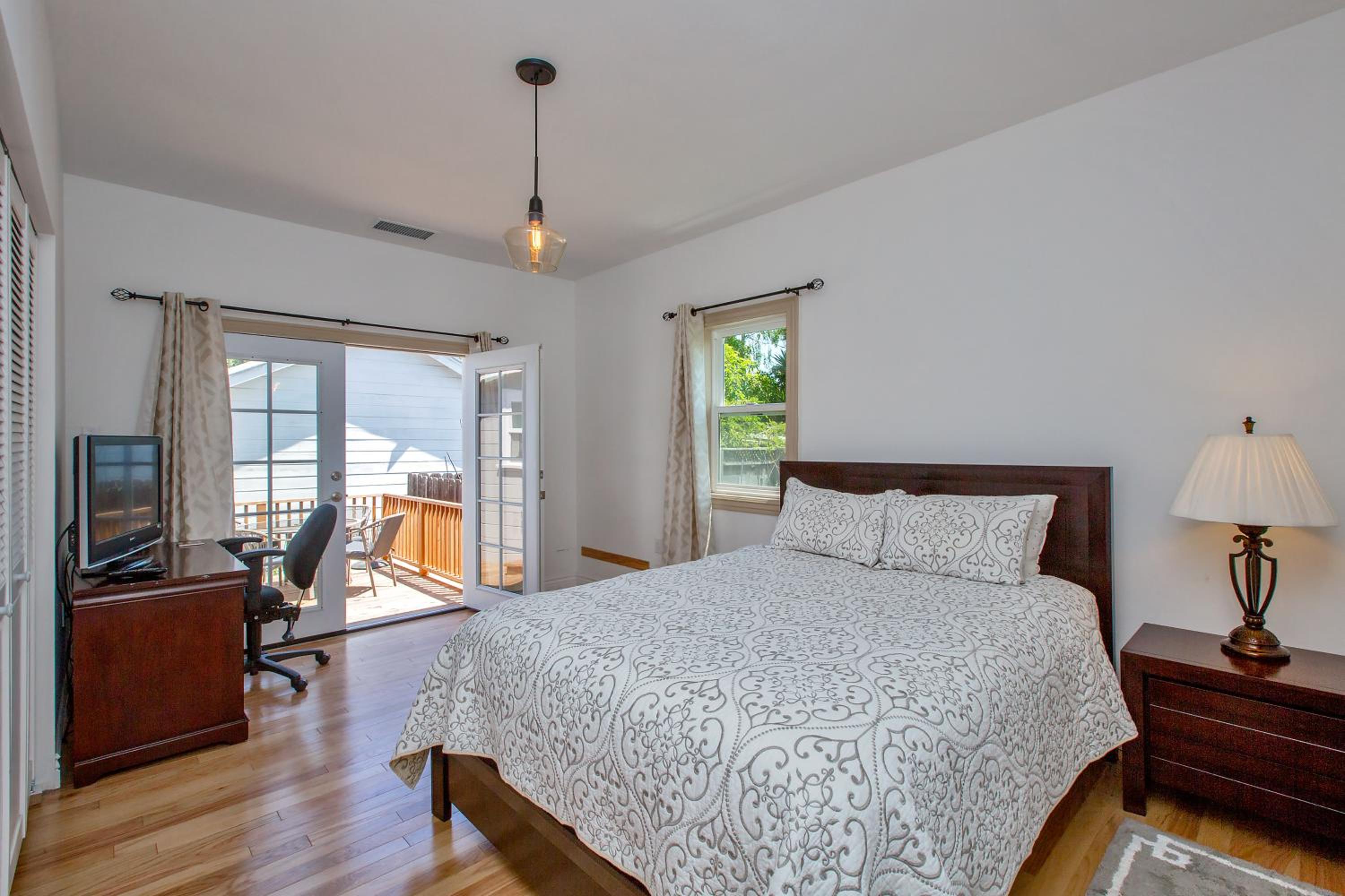Alameda luxury 2BR 2BA house, AC, near ferry to San Francisco, 2 free parking spaces view 4