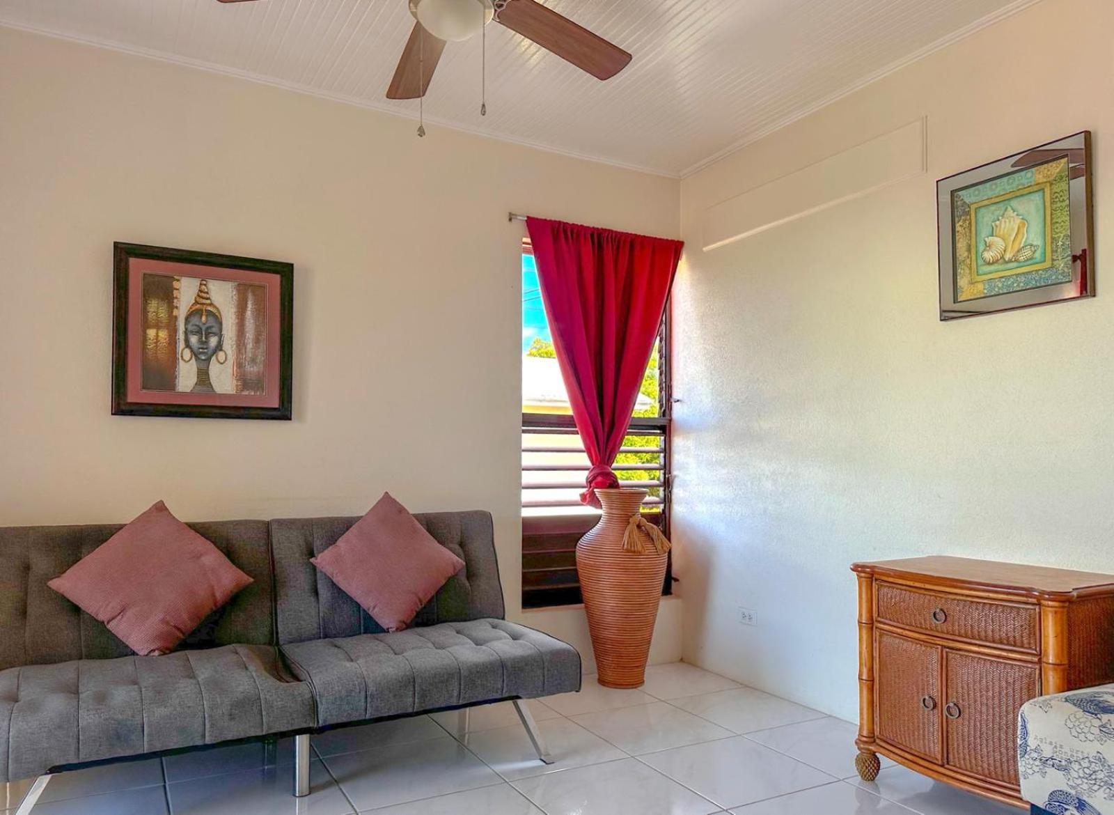 Apartment 5, Kenridge Residences, Comfortable/close to beach