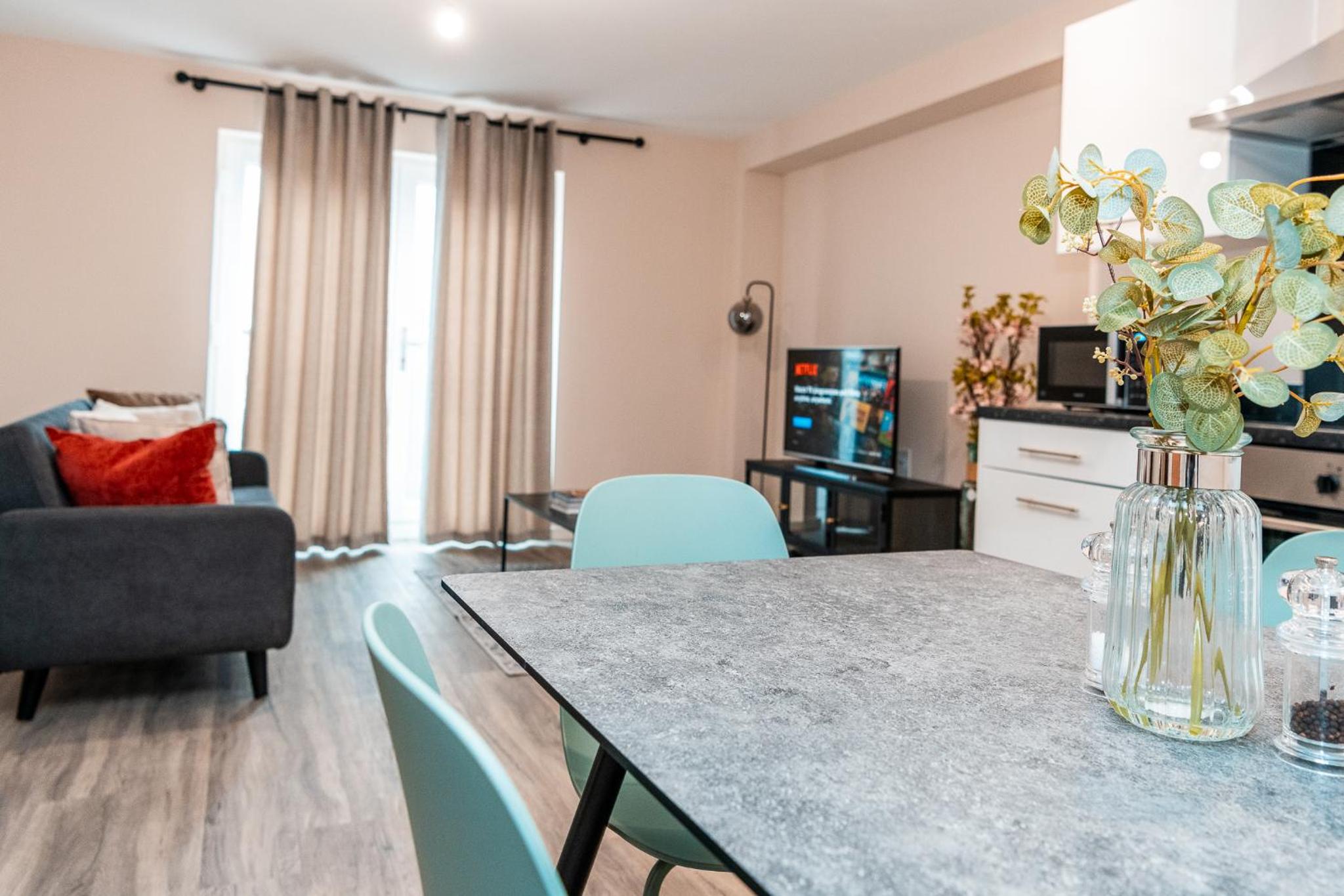 Entire 2 Bedroom and 2 Bathroom Apartment in Manchester City -Free underground Parking photo 3
