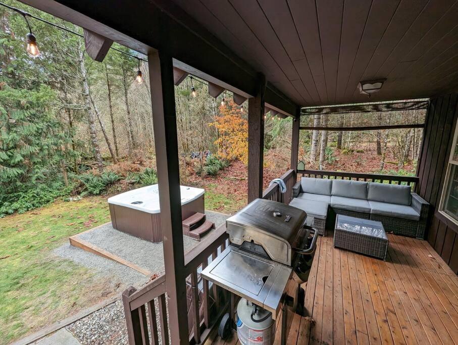 River Rock Chalet :: Hot Tub, Pets, Stevens Pass view 2