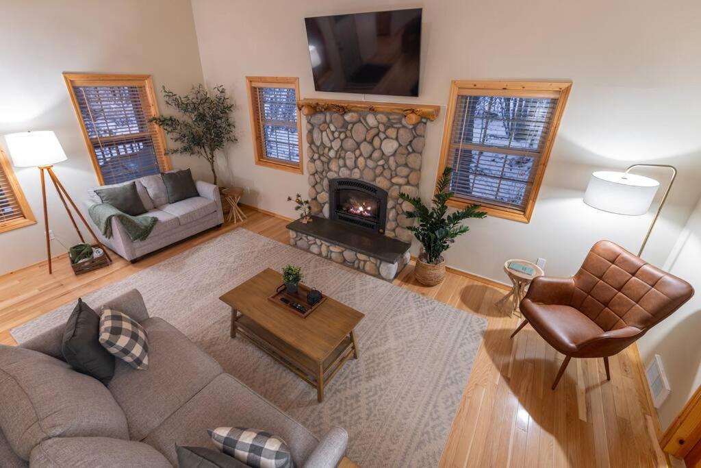 River Rock Chalet :: Hot Tub, Pets, Stevens Pass view 3