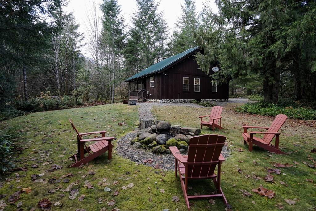River Rock Chalet :: Hot Tub, Pets, Stevens Pass view 5