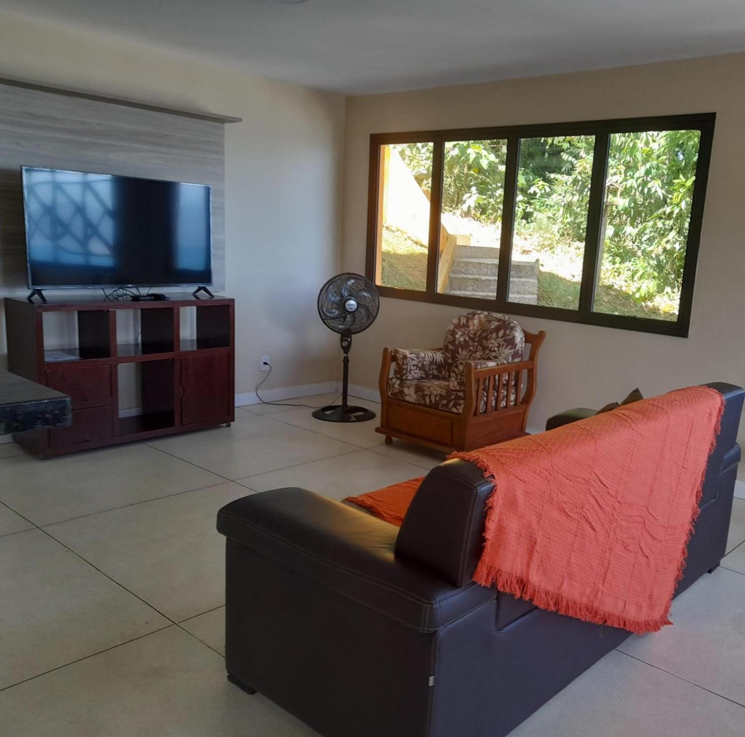 Casa Laranja em Condomínio Pé na Areia