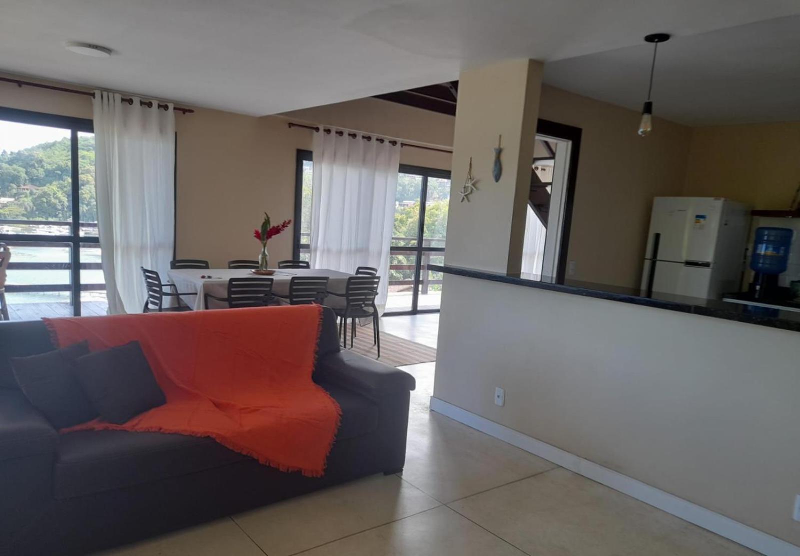 Casa Laranja em Condomínio Pé na Areia