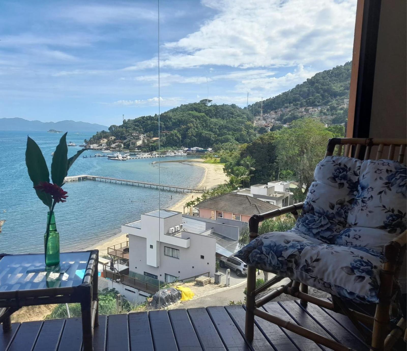 Casa Laranja em Condomínio Pé na Areia