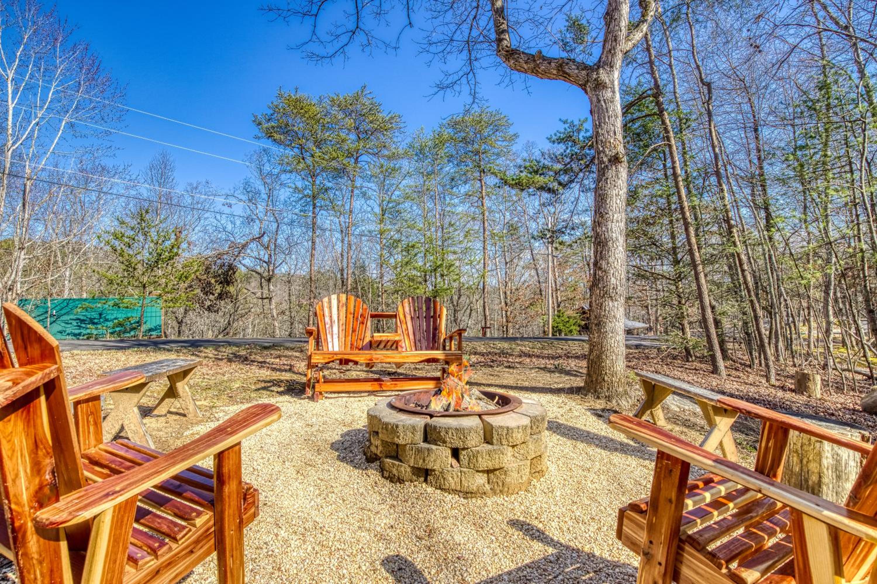 Alpine Retreat - Hot Tub, Arcade, Cozy Cabin Retreat in the Smokies